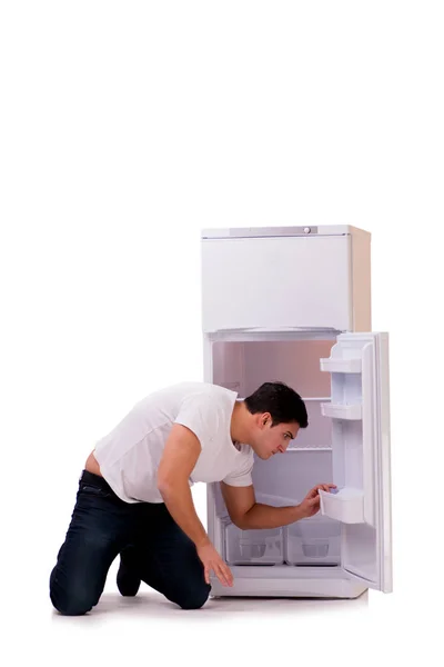 Человек ищет еду в пустом холодильнике — стоковое фото