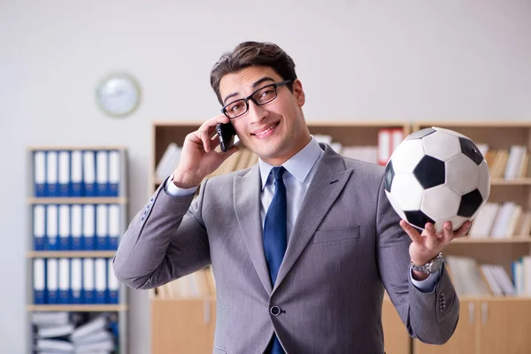 Podnikatel s fotbalovým míčem v úřadu — Stock fotografie