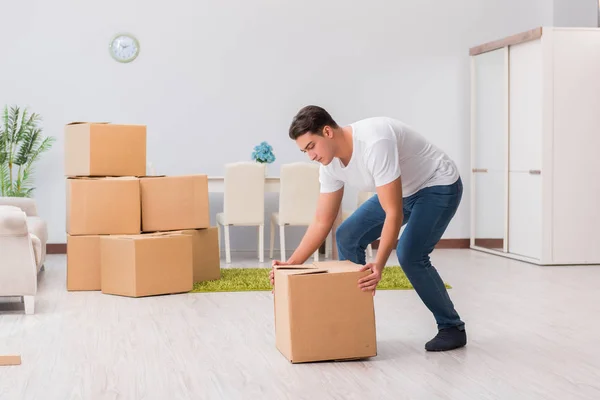 Uomo che trasporta scatole a casa — Foto Stock