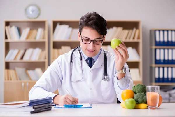 Médico en concepto de dieta con frutas y verduras — Foto de Stock