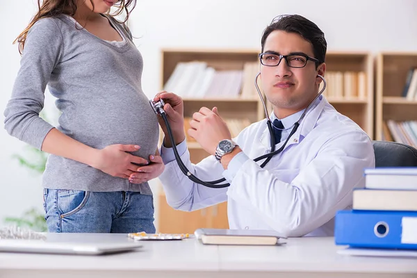 Terhes nő konzultációra látogató orvos — Stock Fotó