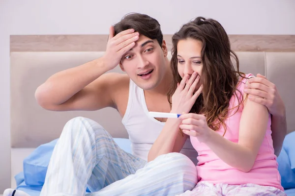 Casal feliz descobrir sobre os resultados do teste de gravidez — Fotografia de Stock