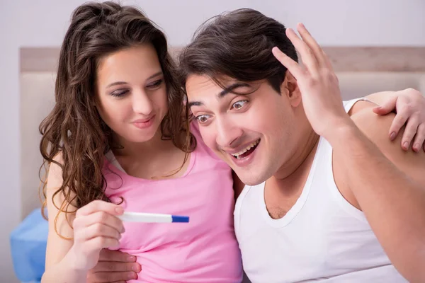 Gelukkig paar erachter te komen over zwangerschap testresultaten — Stockfoto
