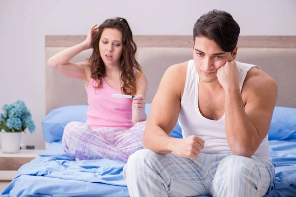 Mężczyzna mąż zdenerwowany o wyniki testu ciążowego — Zdjęcie stockowe