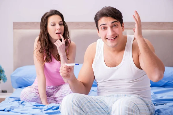 Szczęśliwa para dowiedziała się o wynikach testu ciążowego — Zdjęcie stockowe