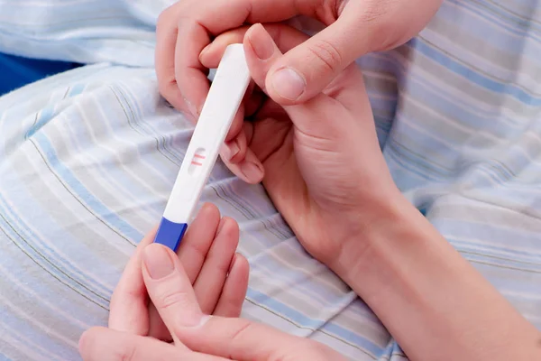 Mujer descubriendo su prueba de embarazo positiva — Foto de Stock