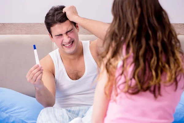 Erkek koca hamilelik testi sonuçlarına üzülüyor. — Stok fotoğraf