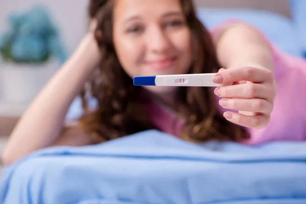 Woman discovering her positive pregnancy test — Stock Photo, Image