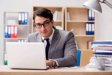 ofiste çalışan yakışıklı işadamı