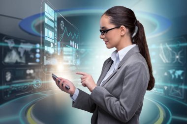 İnternet bankacılığı konseptinde bir kadın