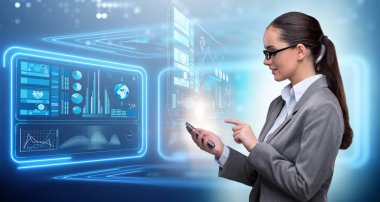 İnternet bankacılığı konseptinde bir kadın