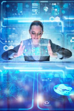 Büyük verilerle çalışan kadın analist