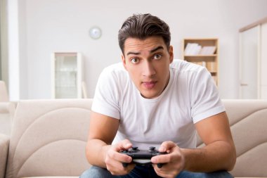 Bilgisayar oyunlarına bağımlı bir adam