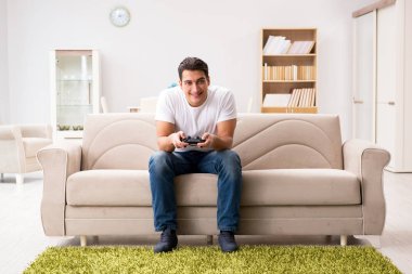 Bilgisayar oyunlarına bağımlı bir adam