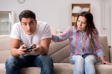 Bilgisayar oyunları bağımlılığından muzdarip genç aile