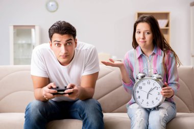 Bilgisayar oyunları bağımlılığından muzdarip genç aile