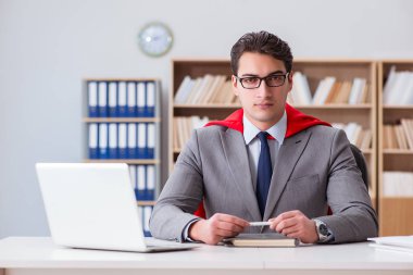 Ofiste çalışan süper kahraman iş adamı.