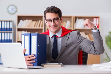 Ofiste çalışan süper kahraman iş adamı.