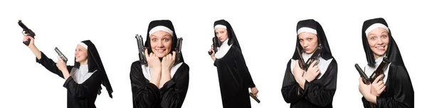 白で隔離の銃を持つ修道女 — ストック写真