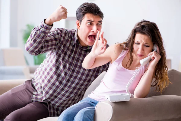 Familia joven en concepto de relación rota —  Fotos de Stock