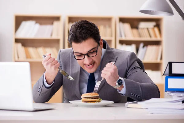 Fome engraçado empresário comer junk food sanduíche — Fotografia de Stock