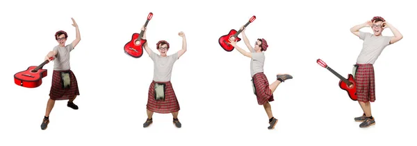 Scotsman tocando la guitarra aislada en blanco —  Fotos de Stock