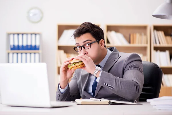 Affamato divertente uomo d'affari mangiare sandwich cibo spazzatura — Foto Stock