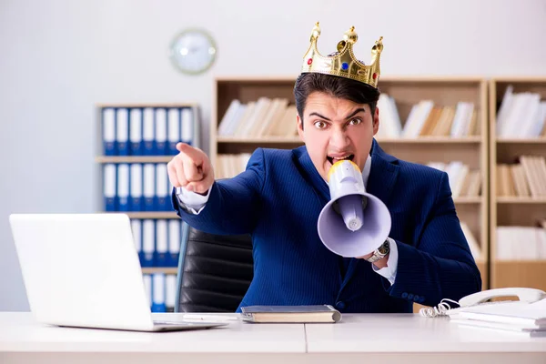 Rei empresário que trabalha no escritório — Fotografia de Stock