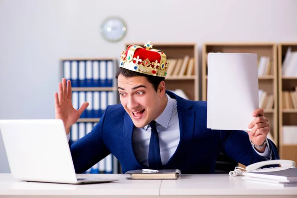 Král obchodník pracující v kanceláři — Stock fotografie