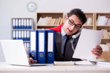 Ofiste çalışan süper kahraman iş adamı.