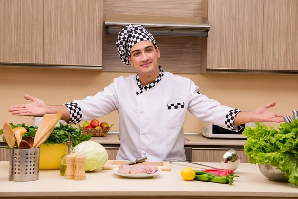 Joven chef trabajando en la cocina —  Fotos de Stock