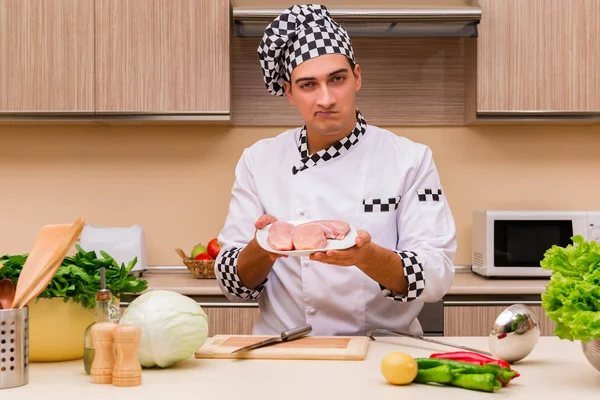 Jovem chef trabalhando na cozinha — Fotografia de Stock