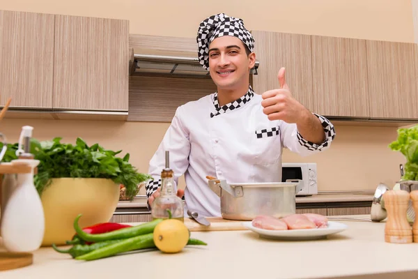 Joven chef trabajando en la cocina —  Fotos de Stock