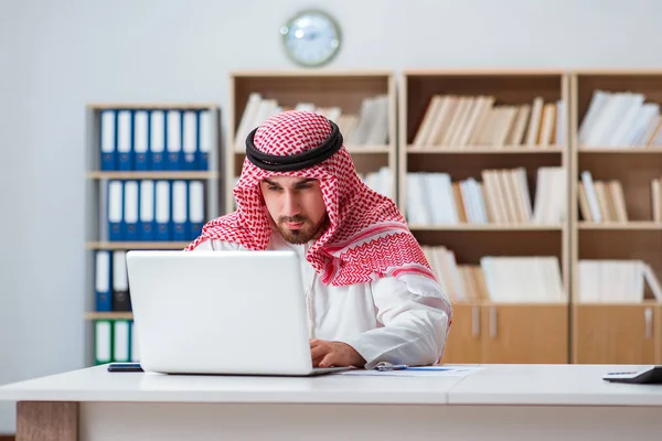 Uomo d'affari arabo che lavora al computer — Foto Stock