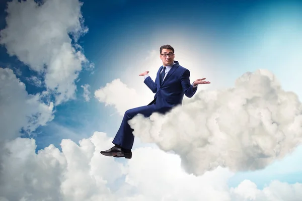 Бізнесмен сидить на хмарі в концепції мотивації — стокове фото
