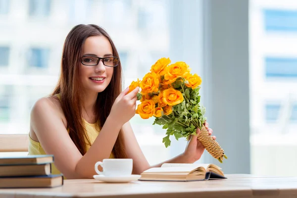 Ung flicka med present av blommor — Stockfoto