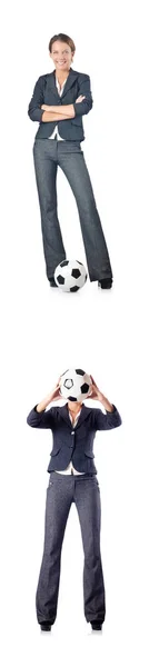 Бизнесвумен с футболом на белом — стоковое фото