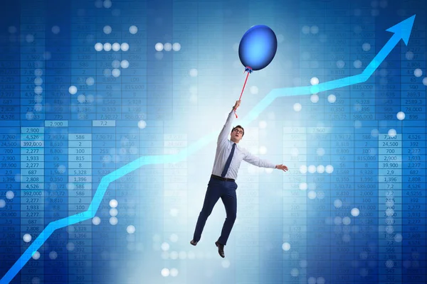 Empresario volando en globo caliente sobre gráfico — Foto de Stock