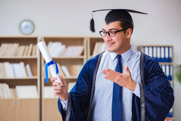 Jovem formado pela universidade — Fotografia de Stock