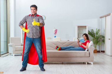 Süper kahraman koca karısına evde yardım ediyor.