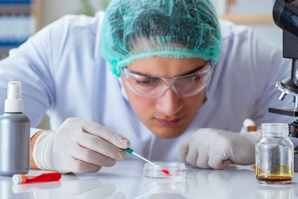 Jovem médico trabalhando em exames de sangue no hospital de laboratório — Fotografia de Stock