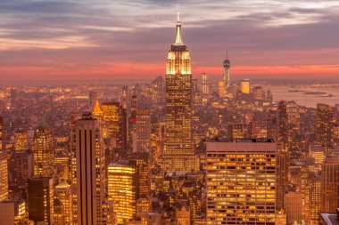 Günbatımında New York Manhattan 'ın gece manzarası