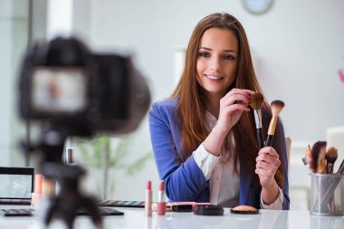 Güzellik moda blogcusu video kaydediyor
