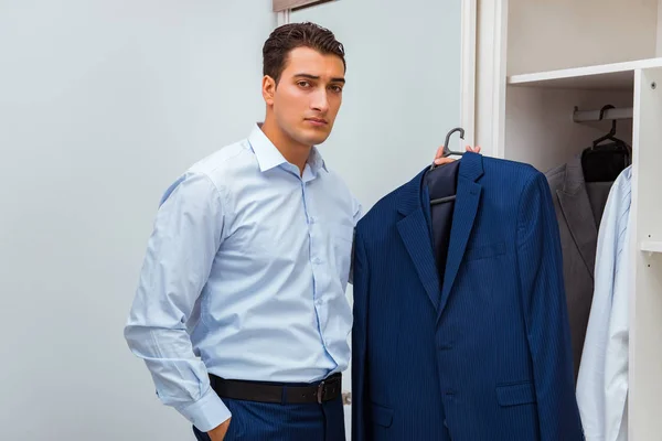 Empresário que se veste para o trabalho — Fotografia de Stock