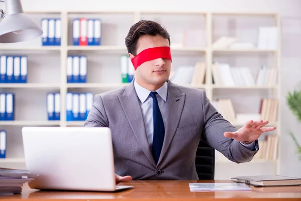 Geschäftsmann mit verbundenen Augen sitzt im Büro am Schreibtisch — Stockfoto