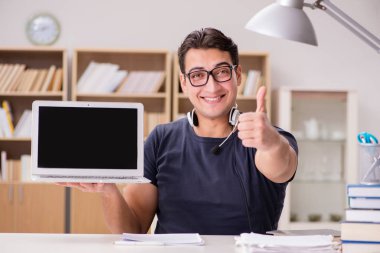 Genç serbest bilgisayar üzerinde çalışıyordu.