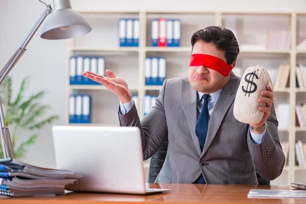 Empresario ciego sentado en el escritorio en la oficina —  Fotos de Stock