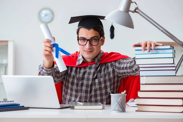 Super held student met boeken studeren voor examens — Stockfoto