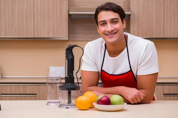 Jóképű férfi a konyhában dolgozik. — Stock Fotó