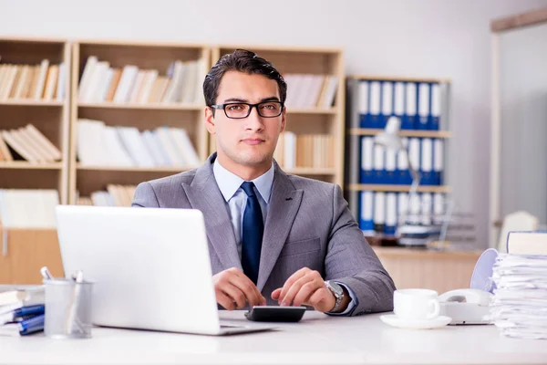 Jeune homme d'affaires assis au bureau — Photo